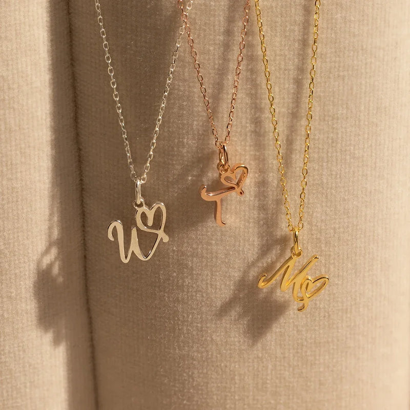 Colar feminino ouro com pingente de letras - TODAS AS LETRAS